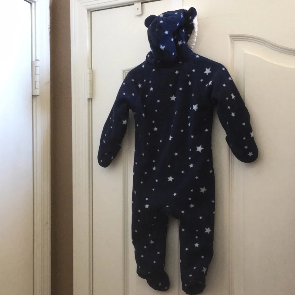 FINAL MARKDOWN INFANTS’ Old Navy Fleece-lined Starry Bunting w/Ears 6-12 months